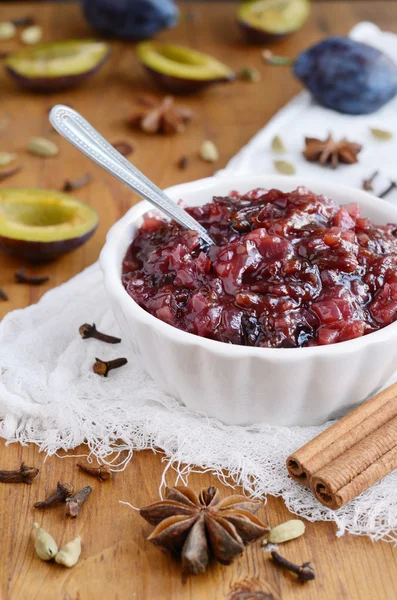 Zelfgemaakte pruim chutney en specerijen — Stockfoto