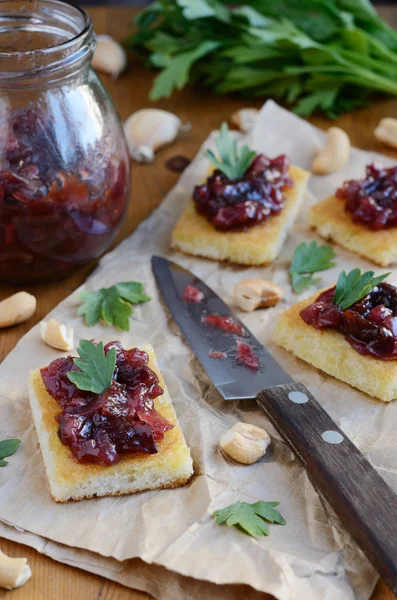 Tostadas con chutney de ciruela cubierto con hojas de cilantro —  Fotos de Stock