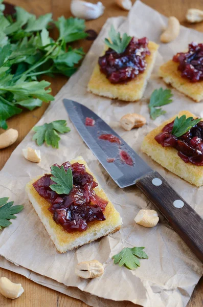 Toast met pruim chutney, knoflook, cashewnoten en koriander bladeren — Stockfoto