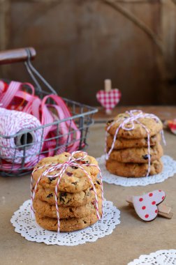 Kızılcık kurabiye ve sepet kırmızı ve beyaz şeritler, sicim bir