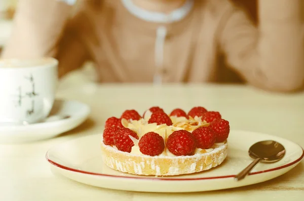 Verse frambozen en amandel tart op een tafel in café — Stockfoto