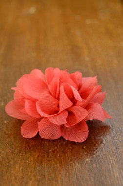 mercan Çiçek Broş kahverengi masa üzerinde