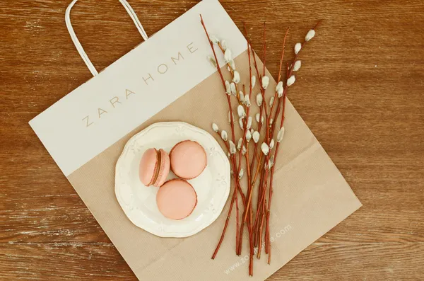 Макароны на блюдце Zara Home и пучок ивы — стоковое фото
