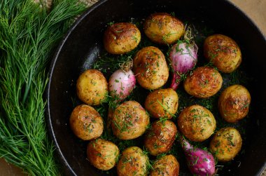 ev yapımı tamamen kızarmış genç patates ve soğan