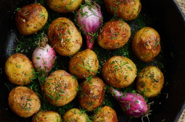 ev yapımı tamamen kızarmış genç patates ve soğan