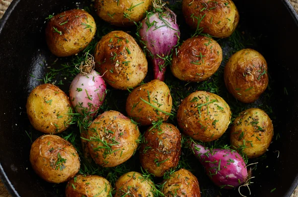 ev yapımı tamamen kızarmış genç patates ve soğan