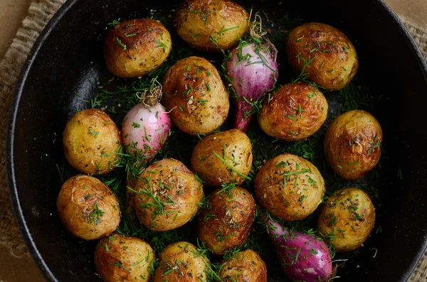 Caseiro inteiro cozido batata jovem e cebola violeta — Fotografia de Stock