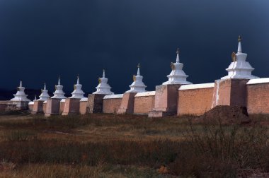 Fırtına öncesi sadece Budist stupas içinde Karakurum