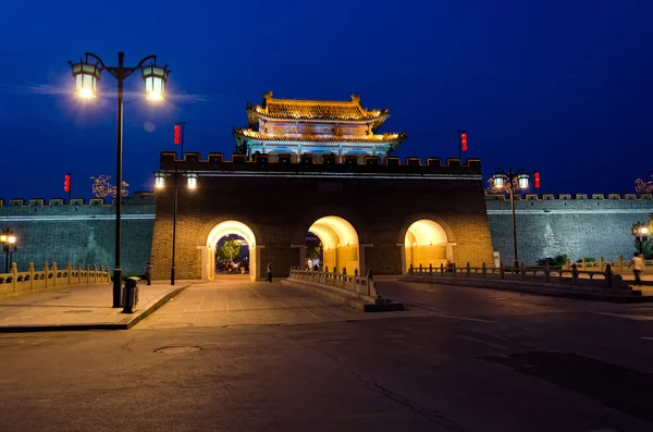 Gerbang Tembok Kota pada malam hari di Qufu, China — Stok Foto