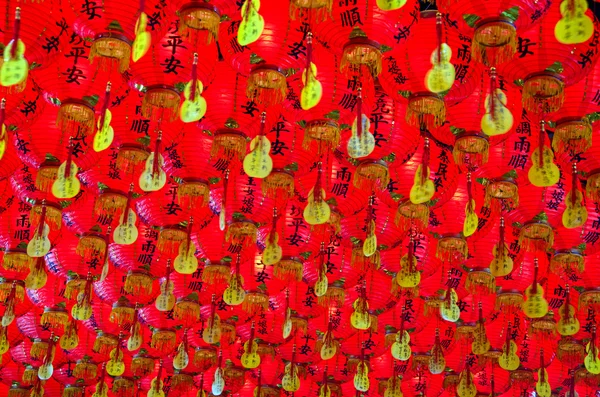 Lâmpadas de papel vermelho chinês - decoração do templo — Fotografia de Stock