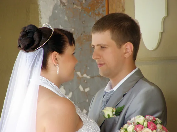 A vőlegény és a menyasszony — Stock Fotó