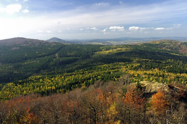 Berglandschaft mit herbstlichen Farben, sonniger Tag — Stockfoto