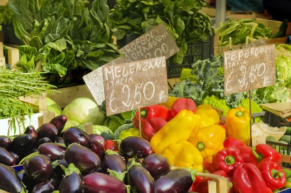 Plantaardige stand op de markt in italia — Stockfoto