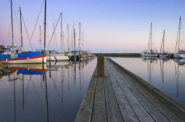 Veleros reflejándose en el agua del puerto deportivo — Foto de Stock