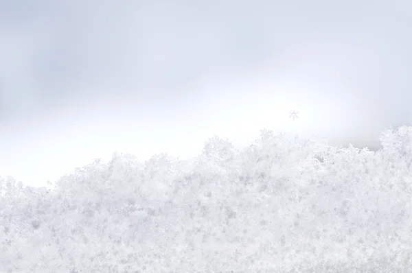 Een venster bedekt met sneeuwvlokken — Stockfoto