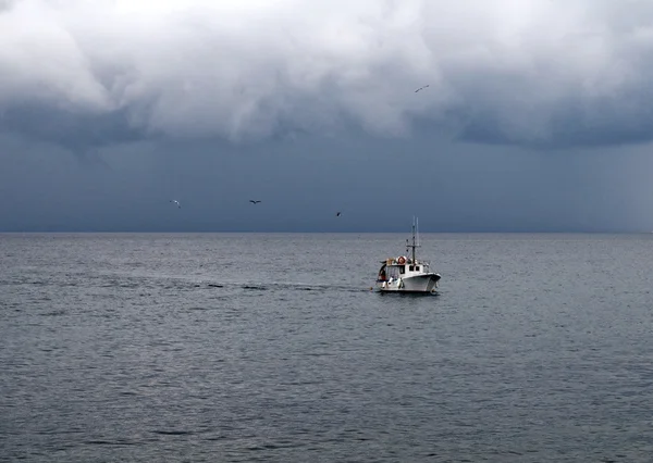 Een vissersboot op zee — Stockfoto