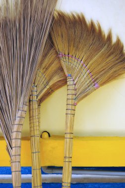 duvara yaslanmış süpürgeler