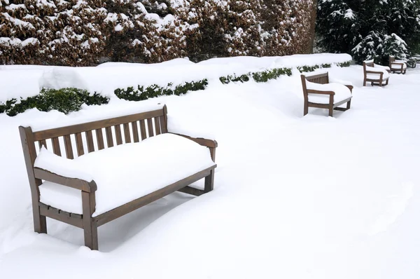 Bänkar är täckt av snö — Stockfoto