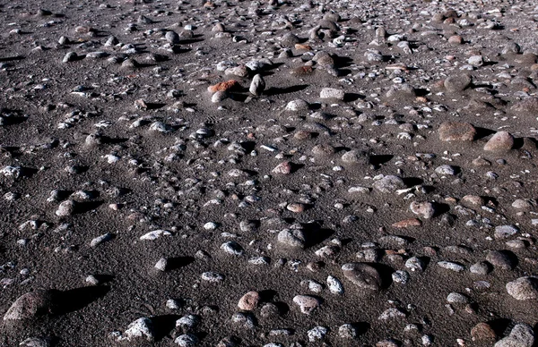 Spiaggia di sabbia nera con ciottoli — Foto Stock