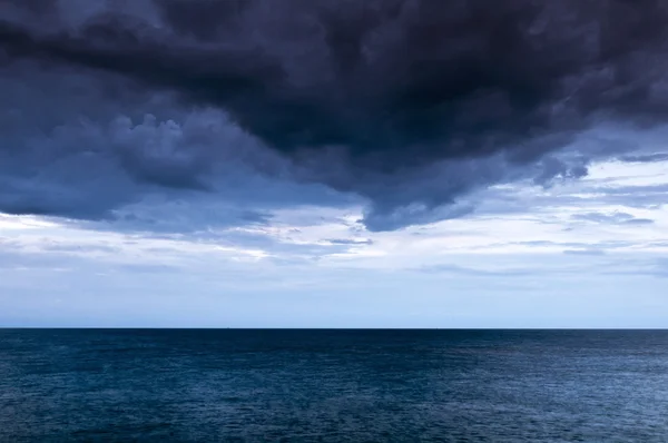 Donkere wolken boven de zee — Stockfoto