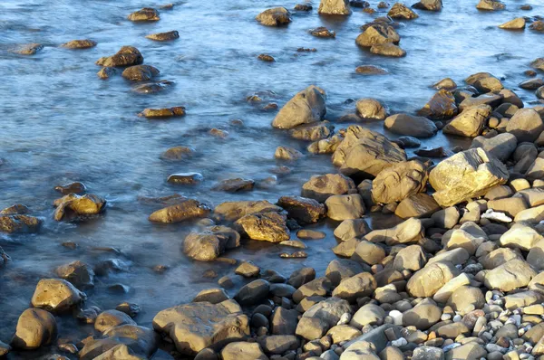 Taşlar ve deniz — Stok fotoğraf