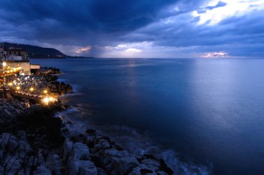 Denizin üzerinde gün batımı