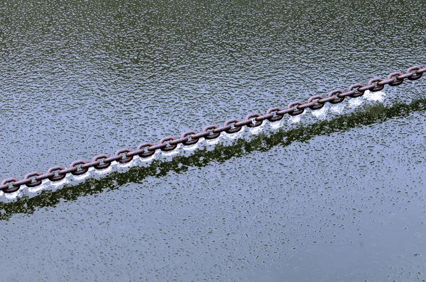 Chain and water — Stock Photo, Image