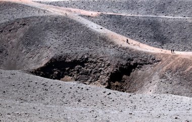 Kraterin etrafındaki yol