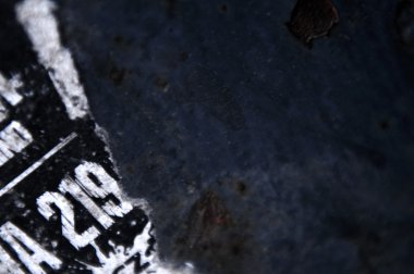 Yırtık poster parçası