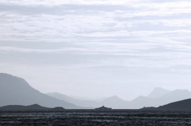 Denizde bir siluet feribot