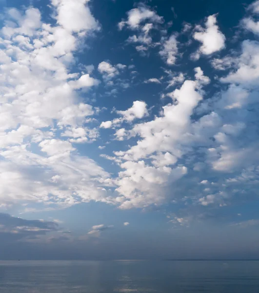 Blauwe lucht en wolken — Stockfoto