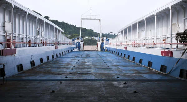 Eine Fähre im Hafen — Stockfoto