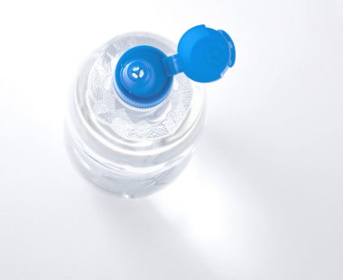 Su dolu plastik şişe.