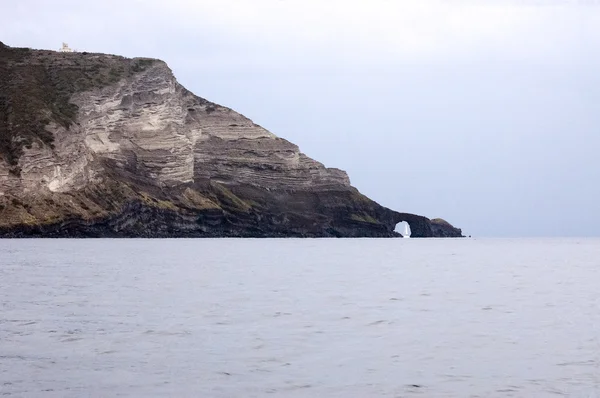 大きな岩と小さなヨット — ストック写真