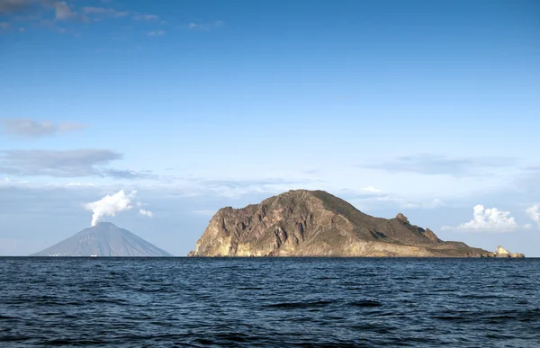 Pohled z plachetnice, stromboli v levém. — Stock fotografie