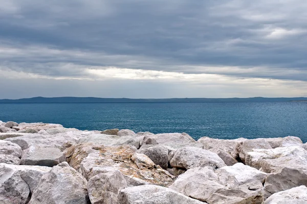 Acque profonde sulla costa del mare — Foto Stock