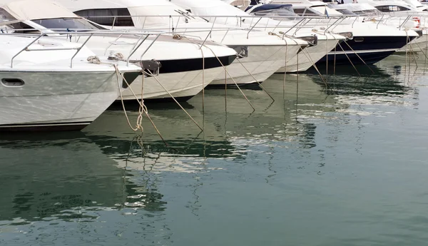 Båtar och yachter på marina — Stockfoto