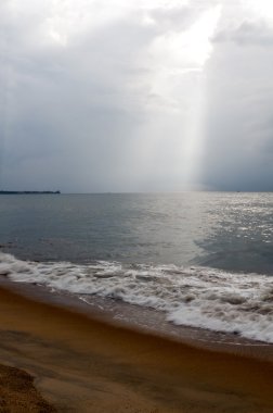 Denizin üzerinde bulutlar