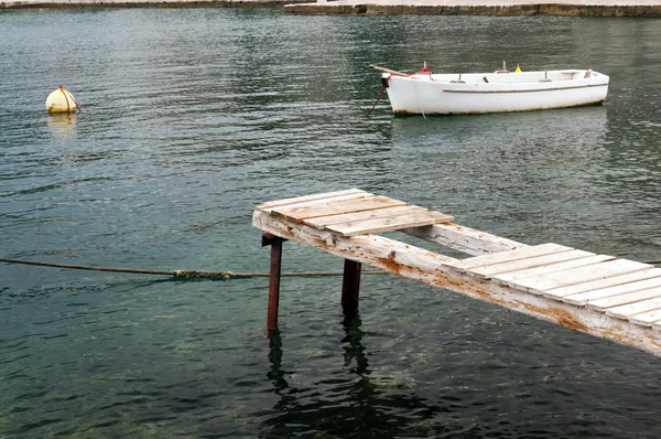 Παλιά βάρκα, προβλήτα και σημαντήρα — Φωτογραφία Αρχείου