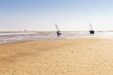 düşük tide ve tekneler