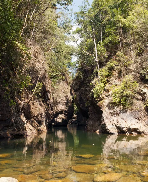 Eau et roche, Parc National de Khao Sok, Thaïlande — Photo