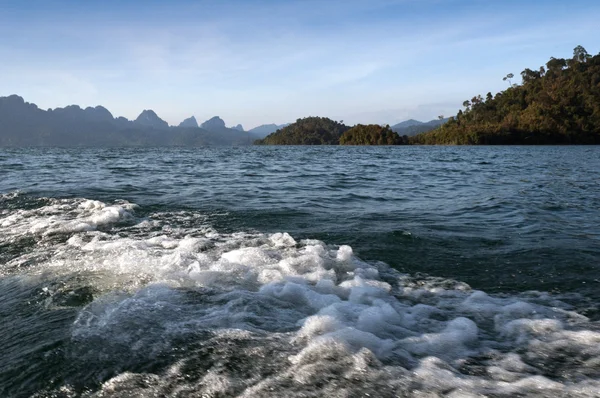 Chiew lan jeziora (rajjaphapa dam), Tajlandia — Zdjęcie stockowe