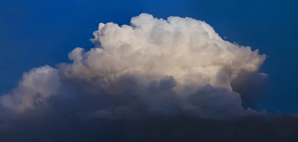 Cielo azul con nube —  Fotos de Stock