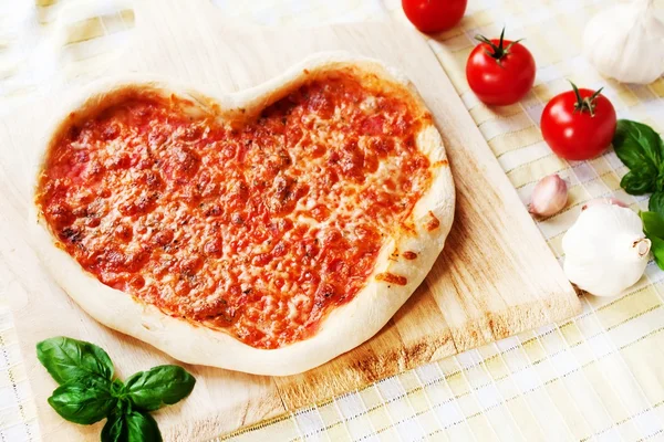 Pizza margherita ve tvaru srdce — Stock fotografie