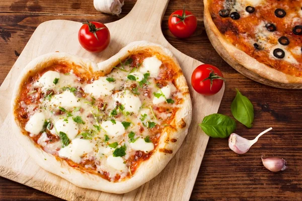 Corazón romántico en forma de pizza italiana Margherita — Foto de Stock