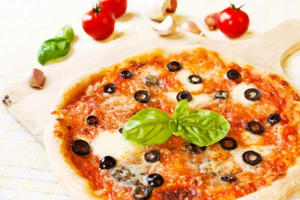 Verse zelfgemaakte pizza margherita met olijven — Stockfoto