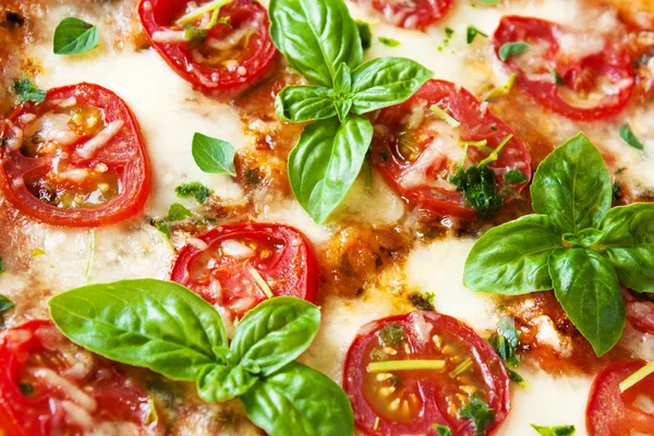 Pizza margherita z bliska — Zdjęcie stockowe