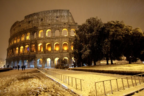 Colosseo nella neve Foto Stock