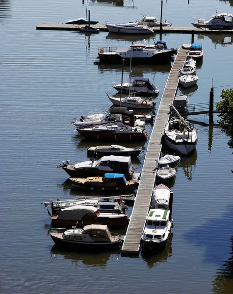 Barcos en muelle — Foto de Stock