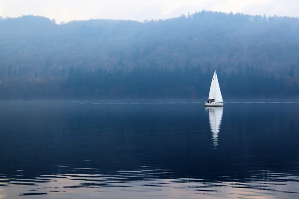 A yacht on a still lake — Stock Photo, Image